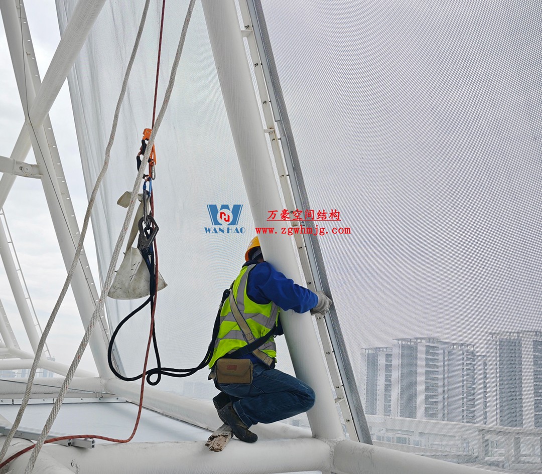 聚焦工程高質(zhì)量建設，這個網(wǎng)格織物幕墻正在施工安裝中