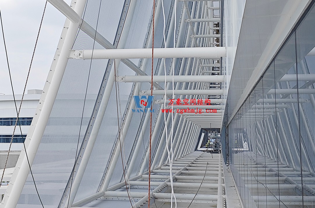 聚焦工程高質(zhì)量建設，這個網(wǎng)格織物幕墻正在施工安裝中