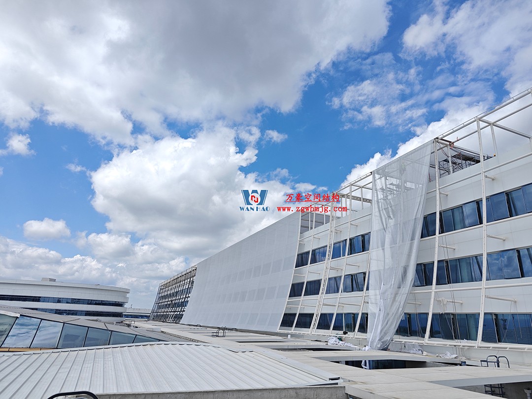 聚焦工程高質(zhì)量建設，這個網(wǎng)格織物幕墻正在施工安裝中