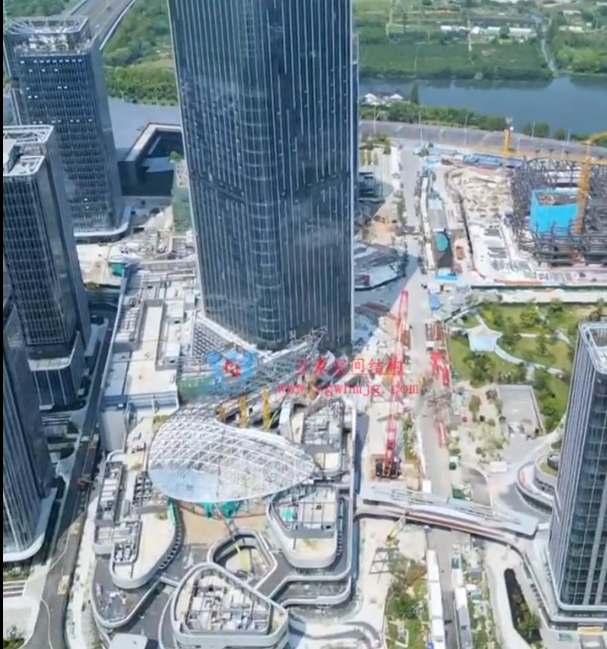 復雜空間鋼結構安裝現場