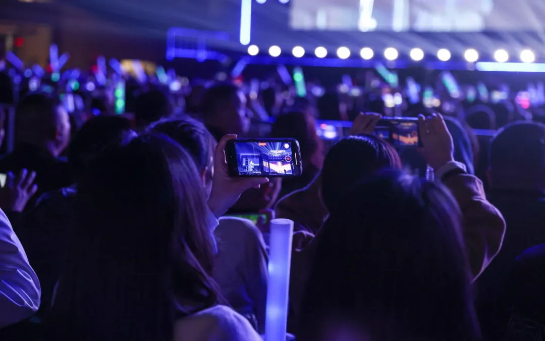 平陽體育中心群星演唱會！超萬人圍觀，現場火爆High唱！