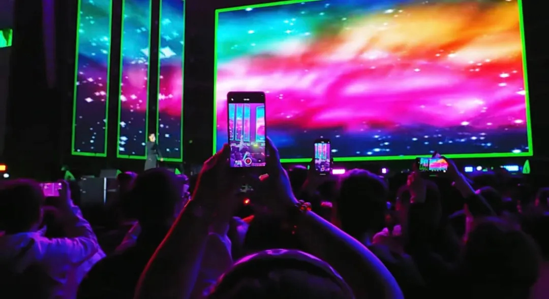 平陽體育中心群星演唱會！超萬人圍觀，現場火爆High唱！