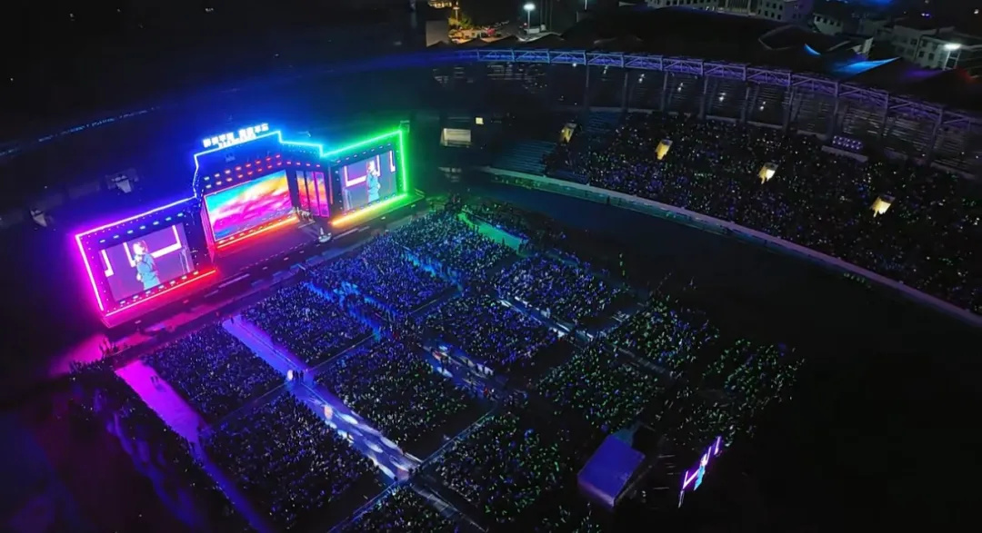 平陽體育中心群星演唱會！超萬人圍觀，現場火爆High唱！