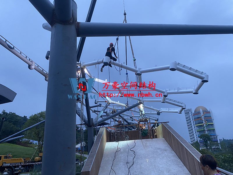 樂清鐵定溜溜樂園膜結構工程商業(yè)街網殼吊裝中