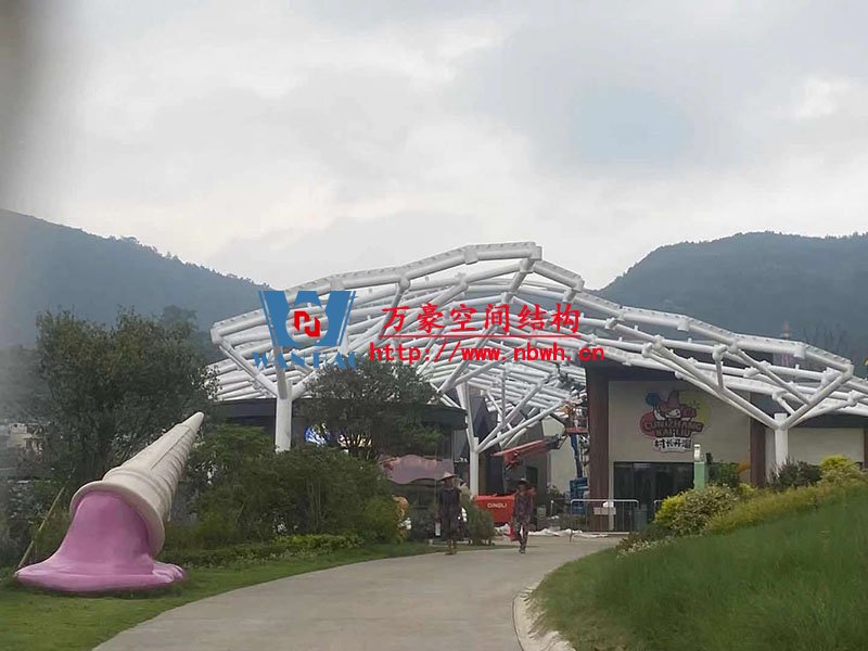 樂清鐵定溜溜樂園商業(yè)街蜂窩狀ETFE膜結構工程鋼結構已全部完成
