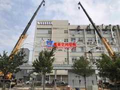 張拉膜結(jié)構(gòu)車棚中鋼結(jié)構(gòu)如何防銹？張拉膜車棚除銹的方法有哪些？