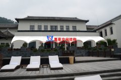 伸縮遮雨棚和膜結(jié)構(gòu)雨棚那個(gè)好？伸縮遮雨棚和膜結(jié)構(gòu)雨棚優(yōu)缺點(diǎn)對(duì)比