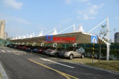 膜結(jié)構(gòu)車(chē)棚建筑有哪些特點(diǎn)？為什么膜結(jié)構(gòu)車(chē)棚應(yīng)用領(lǐng)域如此廣泛？